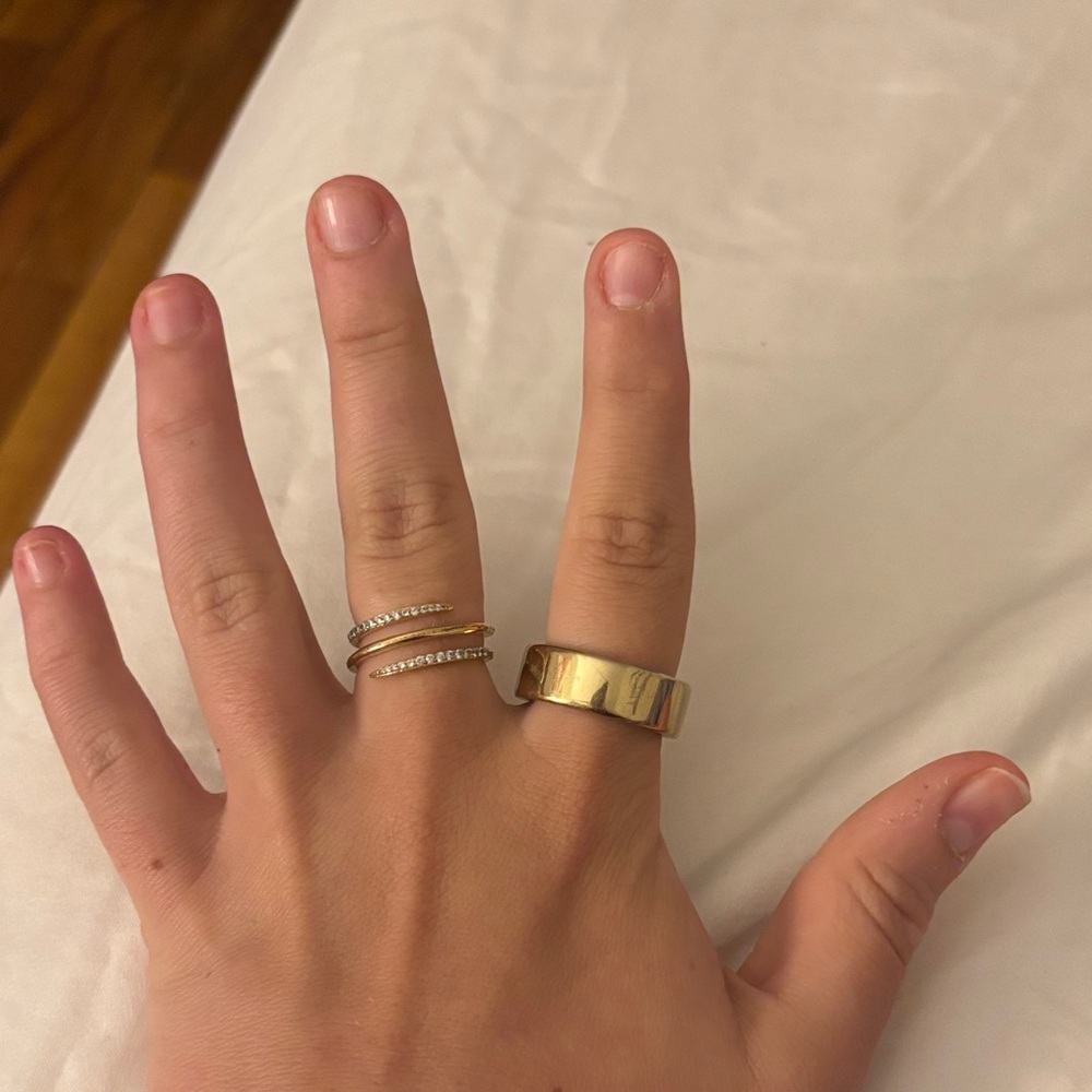 Oura Ring Gen 4 and charger size 9 used